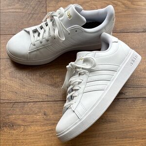 Women’s low top Adidas
